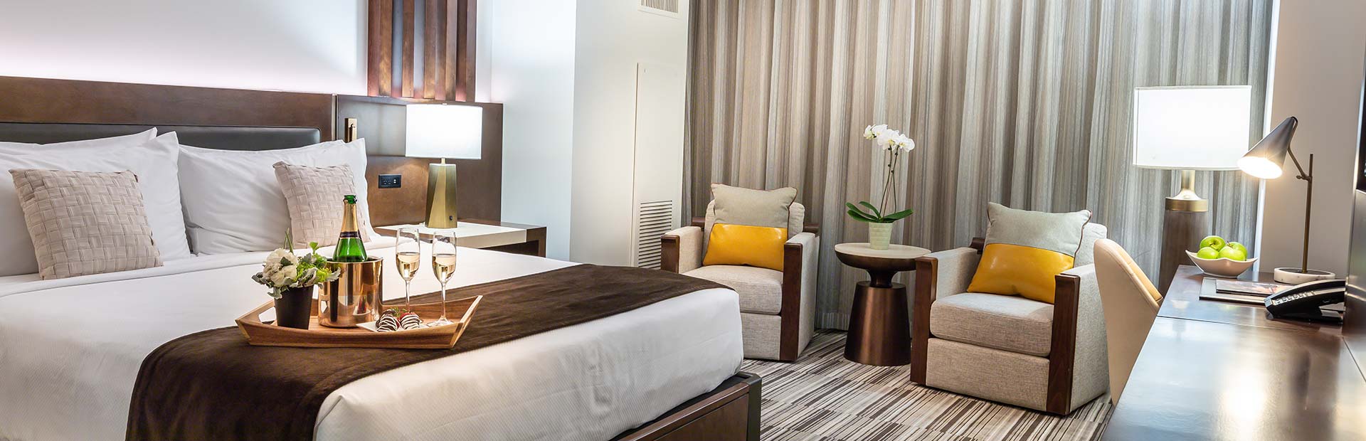Monarch Black Hawk King Room